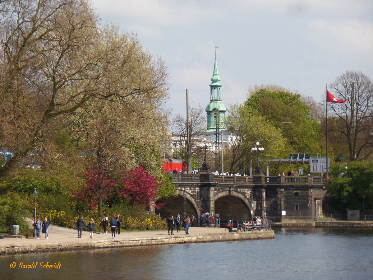 Hamburg am 1.5.2016: Lombardsbrcke  mit der Kirche in St. Georg im Hintergrund, Foto vom Neuen Jungfernstieg  /