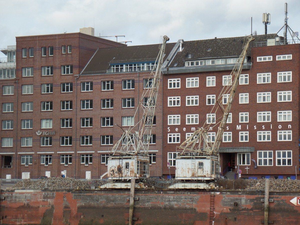 Hamburg am 15.2.2014: Fischmarkt mit historischen Kai-Krnen und dem Gebude der Seemannsmission von einem Fhrschiff auf der Elbe gesehen