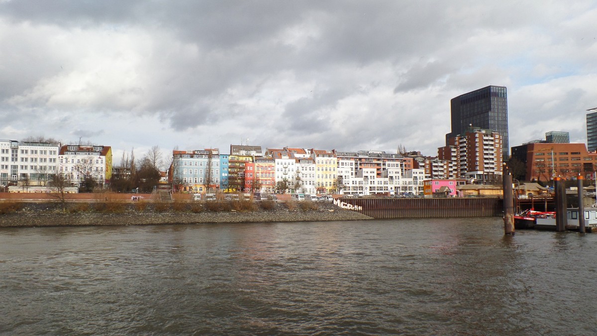 Hamburg am 15.2.2014: St. Pauli Hafenstr. von einem Fhrschiff auf der Elbe gesehen