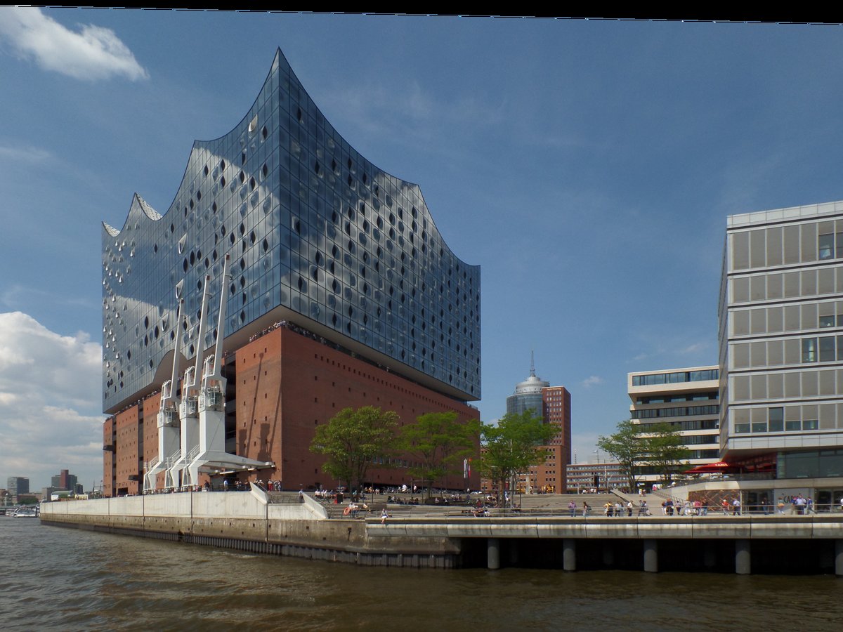 Hamburg am 15.5.2018: Blick von einer Hafenfhre auf die Elbphilharmonie /