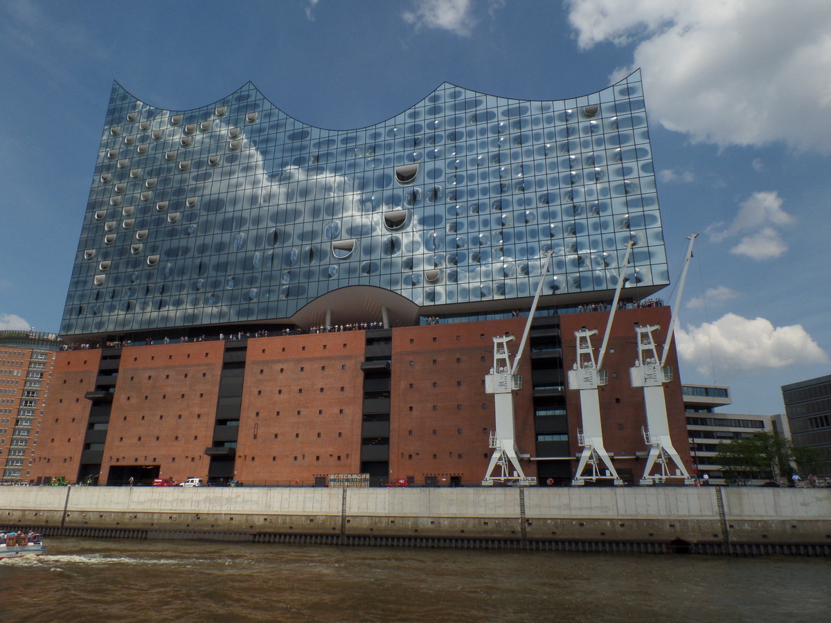 Hamburg am 15.5.2018: Blick von einer Hafenfhre auf die Elbphilharmonie /
