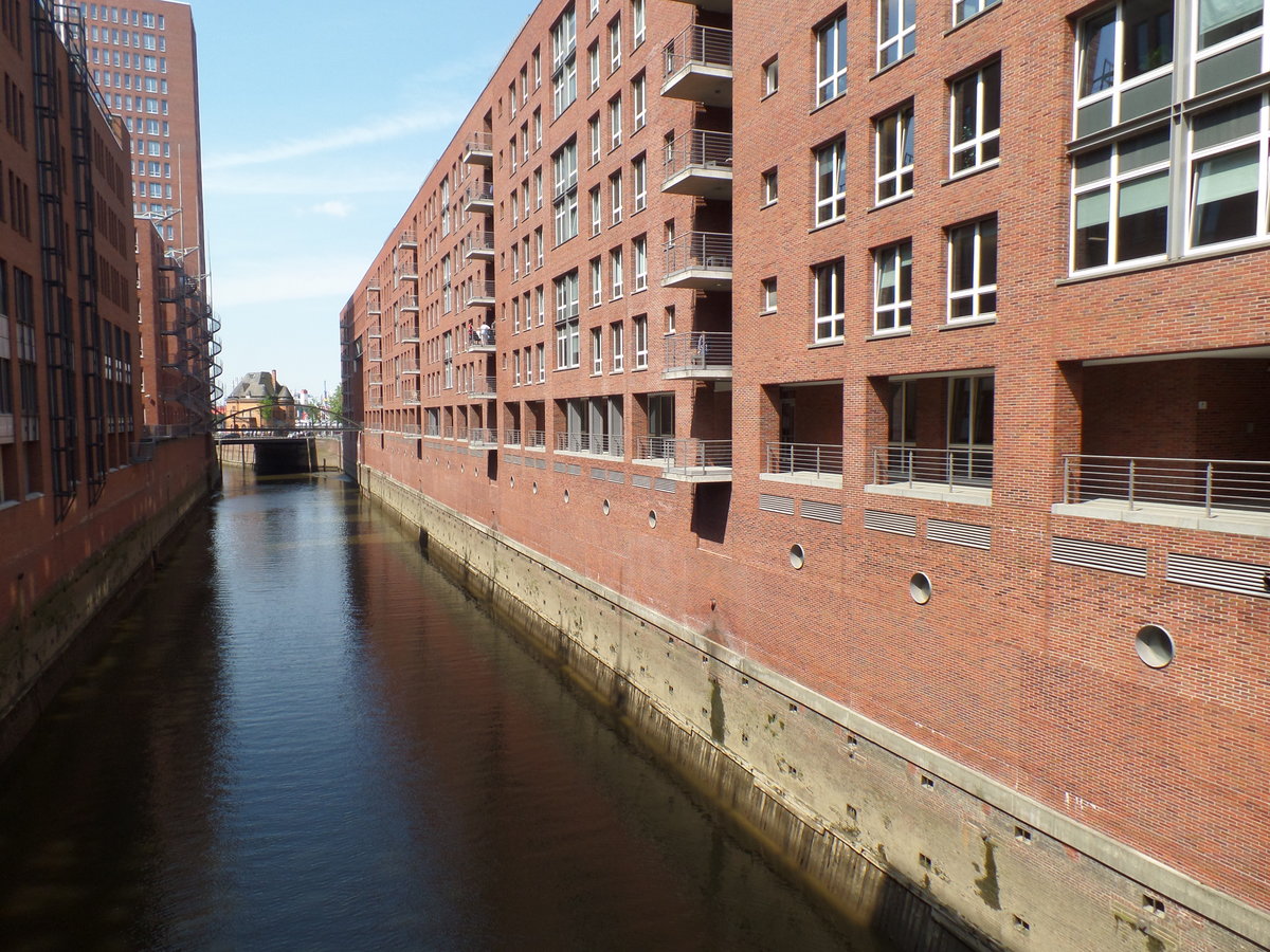 Hamburg am 15.5.2018: das Brooksfleet in der Hafencity, mit dem Blick auf die Brcke „Am Sandtorkai“ und das historischen Gebude von 1899 der Hafenpolizeiwache Nr. 2, dort ist heute die Wasserschutzpolizei WSP 032 untergebracht /