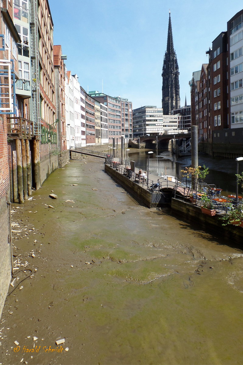 Hamburg am 15.5.2018: Nikolaifleet bei Ebbe, links die historischen Huser der Deichstr. /