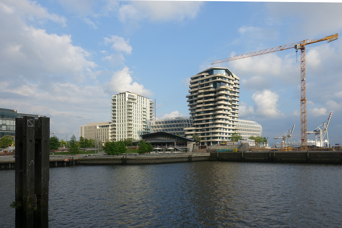 Hamburg am 15.6.2019: die Marco Polo Terrassen am Ende des Grasbrookhafens, u.a. der  17-geschossige Wohnturm Marco-Polo-Tower und die Unilever-Deutschlandzentrale /