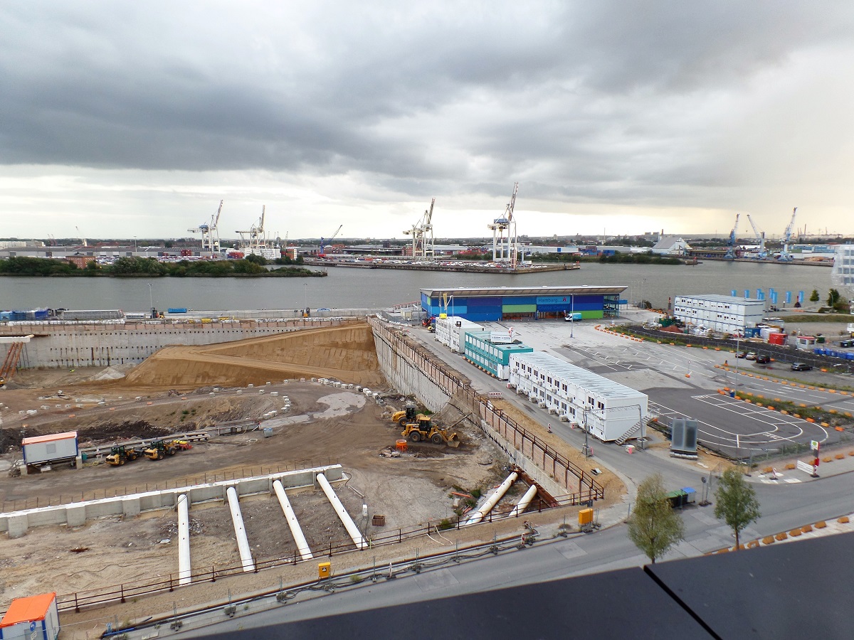 Hamburg am 15.9.2018: Baustelle Hafencity, sdliches berseequartier, rechts das „Cruise Center Hafencity“ /