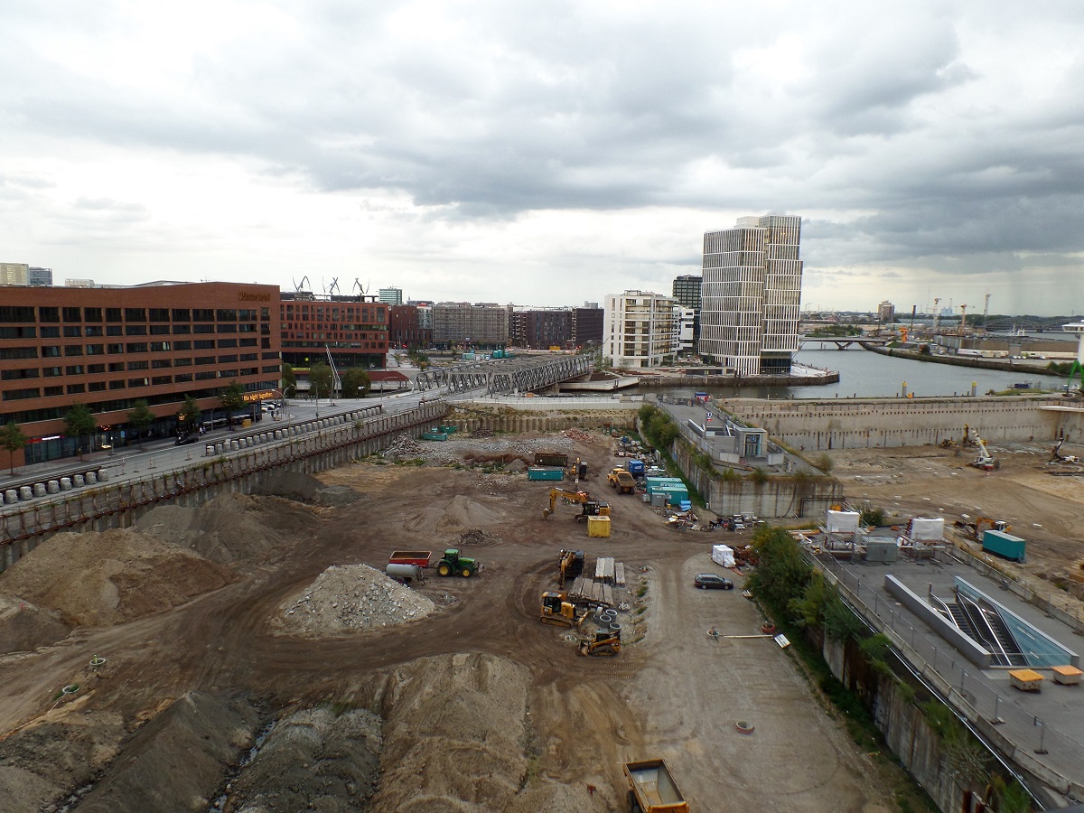 Hamburg am 15.9.2018: Baustelle Hafencity, sdliches berseequartier, in der Baugrube gut zu erkennen die U-Bahnausgnge der seit einigen Jahren bestehenden Haltestelle berseequartier der Linie U 4, im Hintergrund der Baakenhafen /