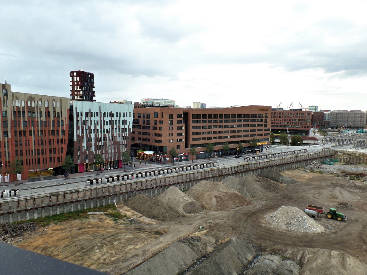 Hamburg am 15.9.2018: Baustelle Hafencity, sdliches berseequartier, links die Strae berseeallee /