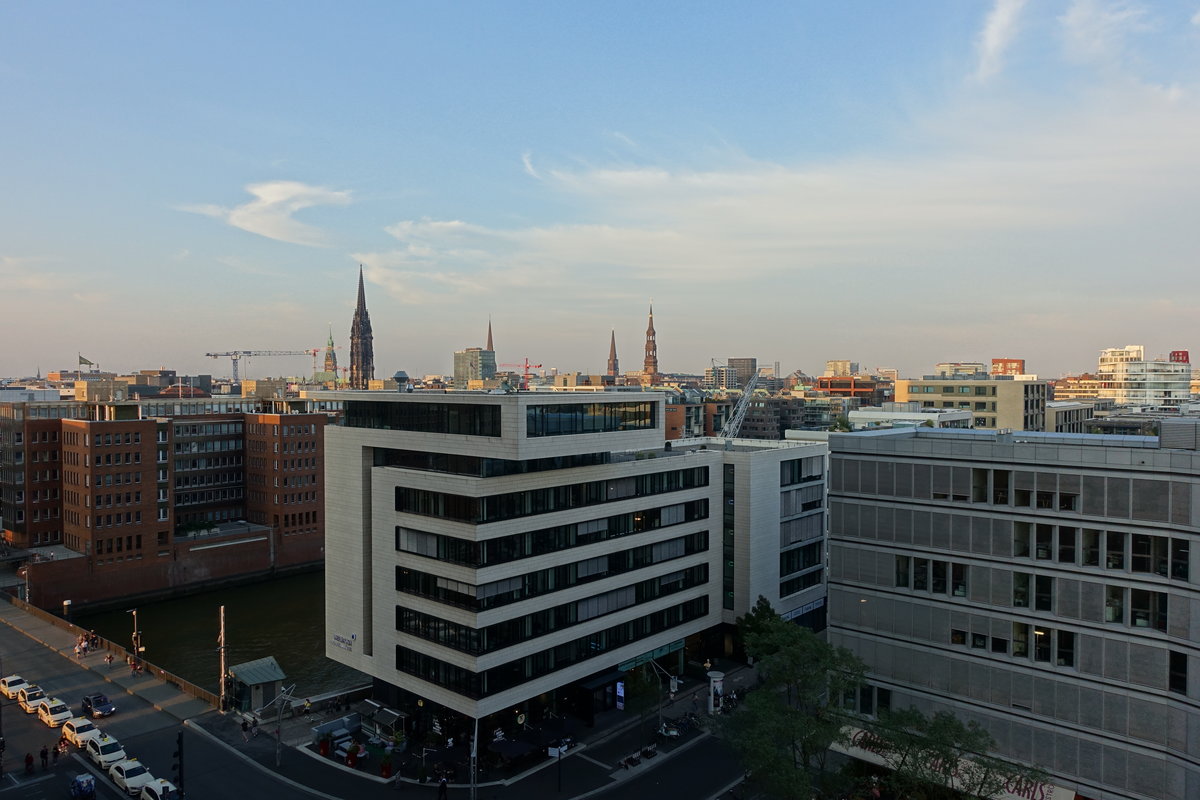 Hamburg am 15.9.2020: Blick von der Plaza der Elbphilharmonie ber die Dcher der Hafencity und der Innenstadt mit den groen Kirchtrmen der Stadt /