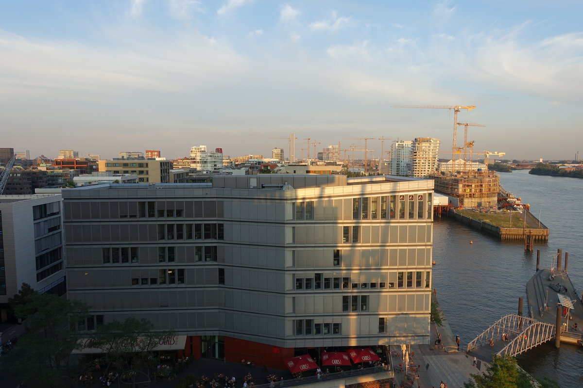 Hamburg am 15.9.2020: Blick von der Plaza der Elbphilharmonie ostwrts ber die Dcher der Hafencity /