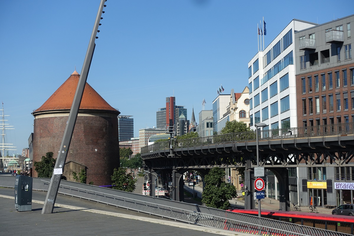 Hamburg am 15.9.2023: Blick von der Jan-Fedder-Promenade Richtung U-Landungsbrcken und St. Pauli, links ein Rundbunker aus dem WK II, heute ein portugiesisches Restaurant /