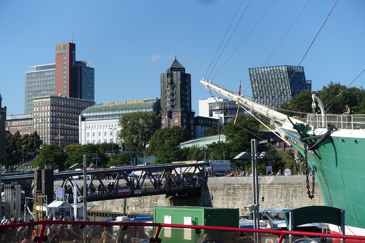 Hamburg am 15.9.2023: Blick von den Landungsbrcken auf einen Teil der Kulisse des Stadtteils St. Pauli  /