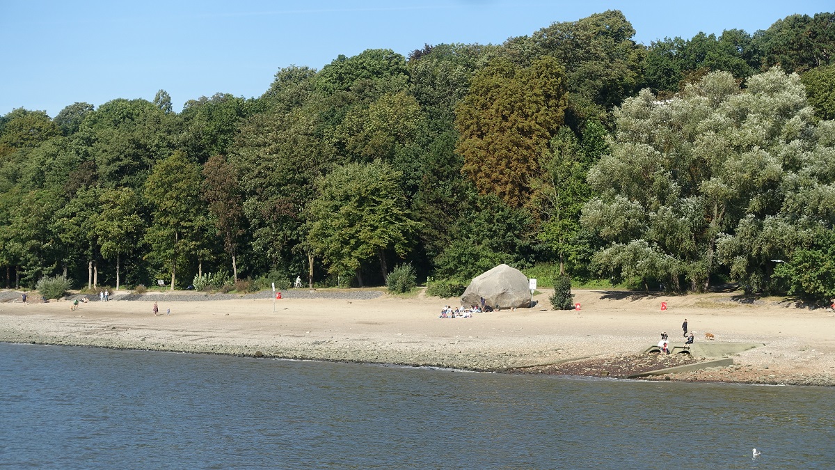 Hamburg am 15.9.2023: Elbstrand in velgnne mit dem „Alten Schweden“, einem 1999 bei Baggerarbeiten gefundenen Granitstein, Gewicht: 217 Tonnen, Abmessungen: ca. 7,9 x 5,2 x 4,5 Meter  /