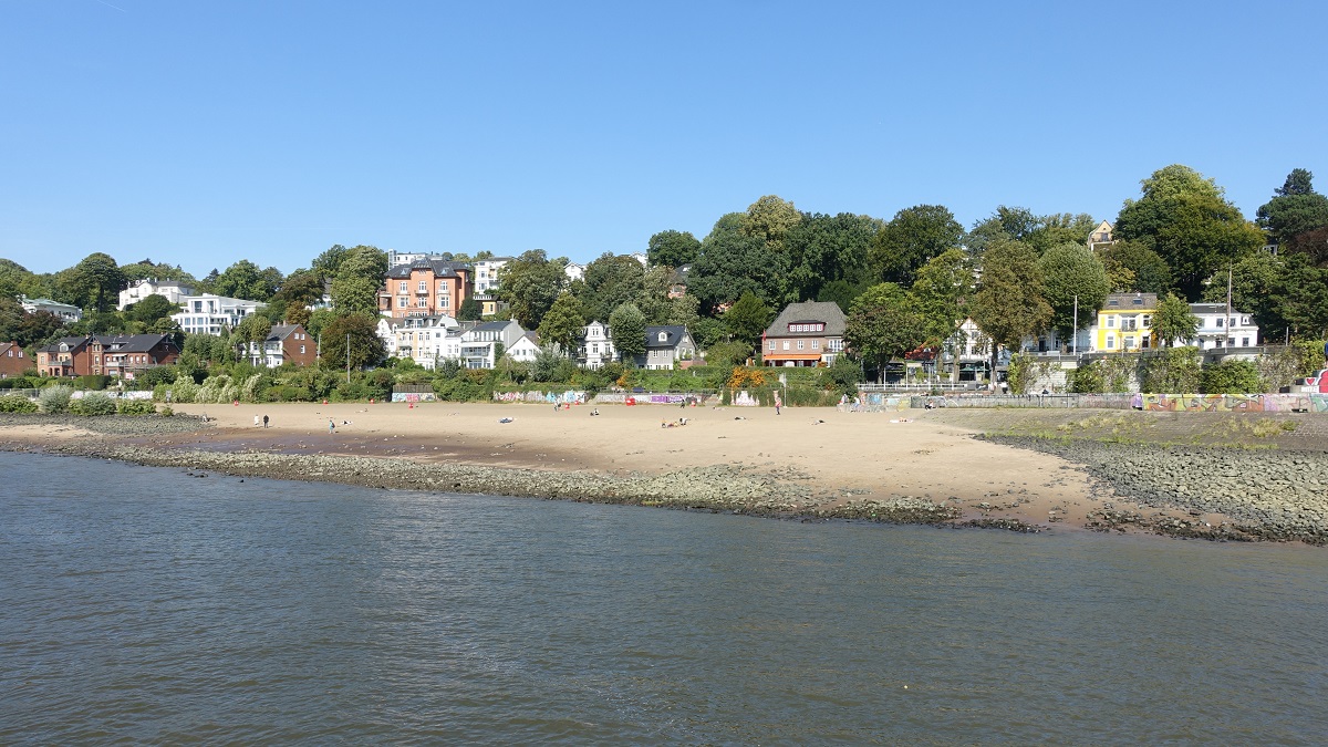 Hamburg am 15.9.2023: der velgnner Strand neben dem Lfterbauwerk des Elbtunnels bei Niedrigwasser (Ebbe) /