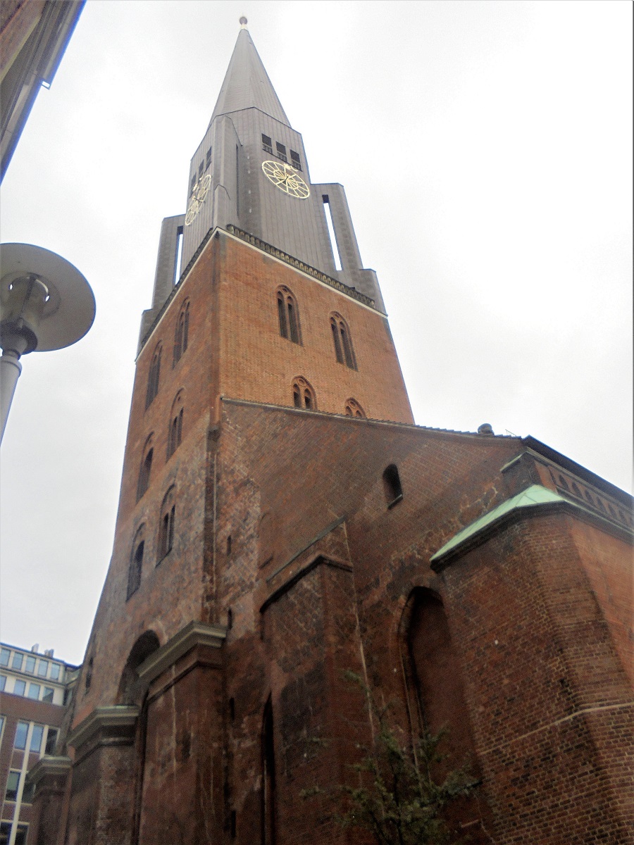 Hamburg am 16.10.2018: Hauptkirche Sankt Jacobi in der Steinstrae, eine der 5 evangelisch-Lutherischen Hauptkirchen  / ein mittelalterlichen Bau in der Stadtmitte / errichtet seit 1340, 1944 zerstrt, Wiederaufbau 1951-1963 / 1769 mit dem ersten Blitzableiter Deutschlands versehen / Turmhhe 125 Meter /