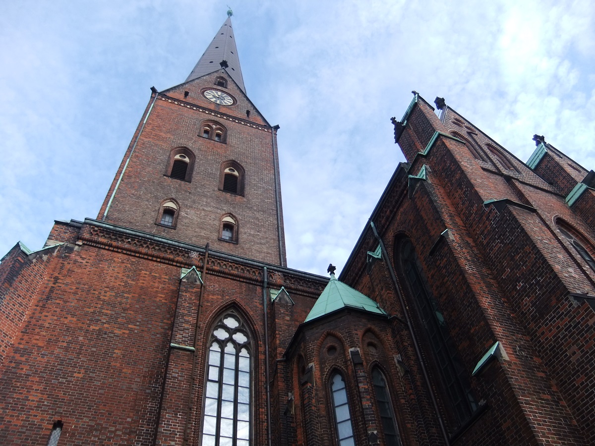 Hamburg am 16.10.2018: Hauptkirche Sankt Jacobi in der Steinstrae, eine der 5 evangelisch-Lutherischen Hauptkirchen  / ein mittelalterlichen Bau in der Stadtmitte / errichtet seit 1340, 1944 zerstrt, Wiederaufbau 1951-1963 / 1769 mit dem ersten Blitzableiter Deutschlands versehen / Turmhhe 125 Meter /