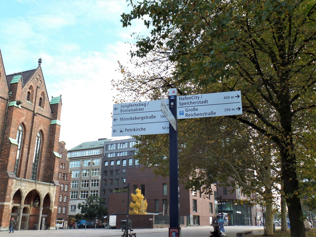 Hamburg am 16.10.2018: Richtungsschild in der Strae Speersort an der Rckseite der Petrikirche /