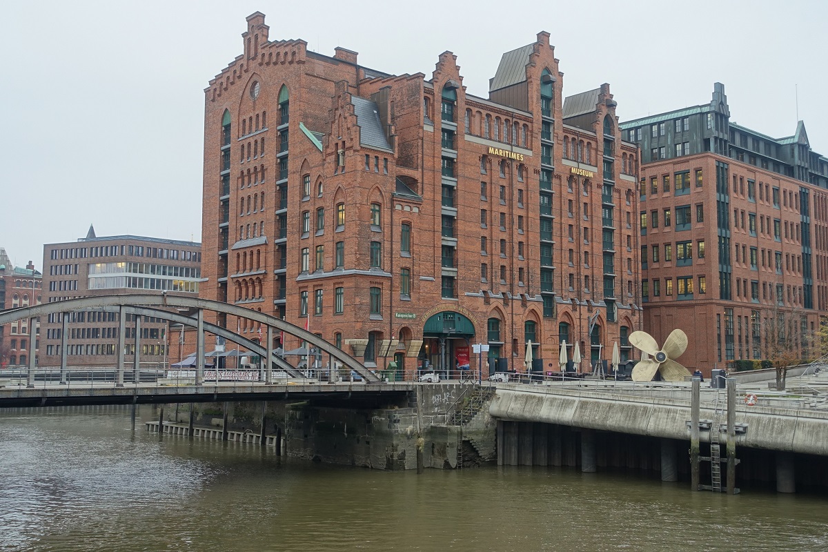 Hamburg am 16.11.2021: Blick auf das Internationale Maritime Museum (IMM) im Kaispeicher B in der Hamburger Speicherstadt am Magdeburger Hafen. Der Besuch dort lohnt immer /