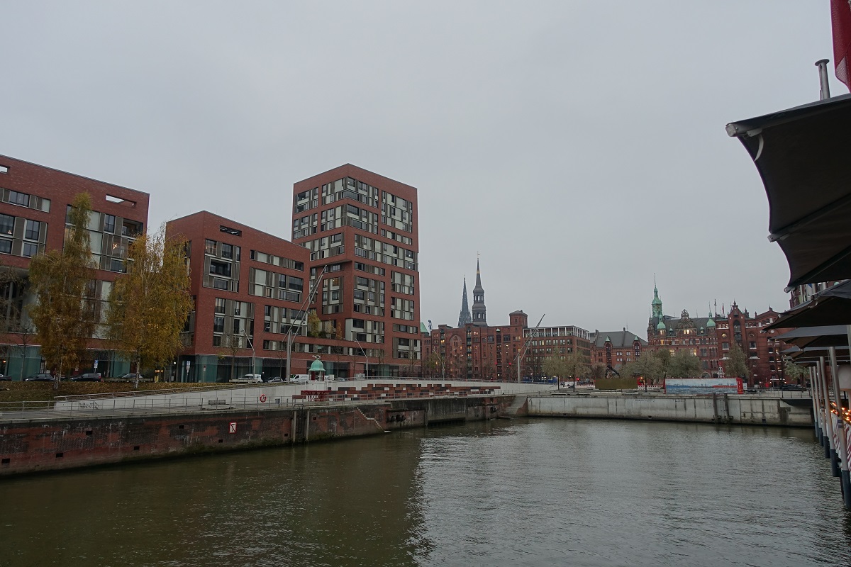 Hamburg am 16.11.2021: Blick ber den Magdeburger Hafen mit den Neubauten der Hafencity, auf die Speicherstadt mit den Trmen von St. Katharinen und St. Nikolai, der rechte Turm gehrt zum Speicherstadtrathaus, der Hauptverwaltung der HHLA (Hamburger Hafen und Logistik AG, Bei St. Annen  /