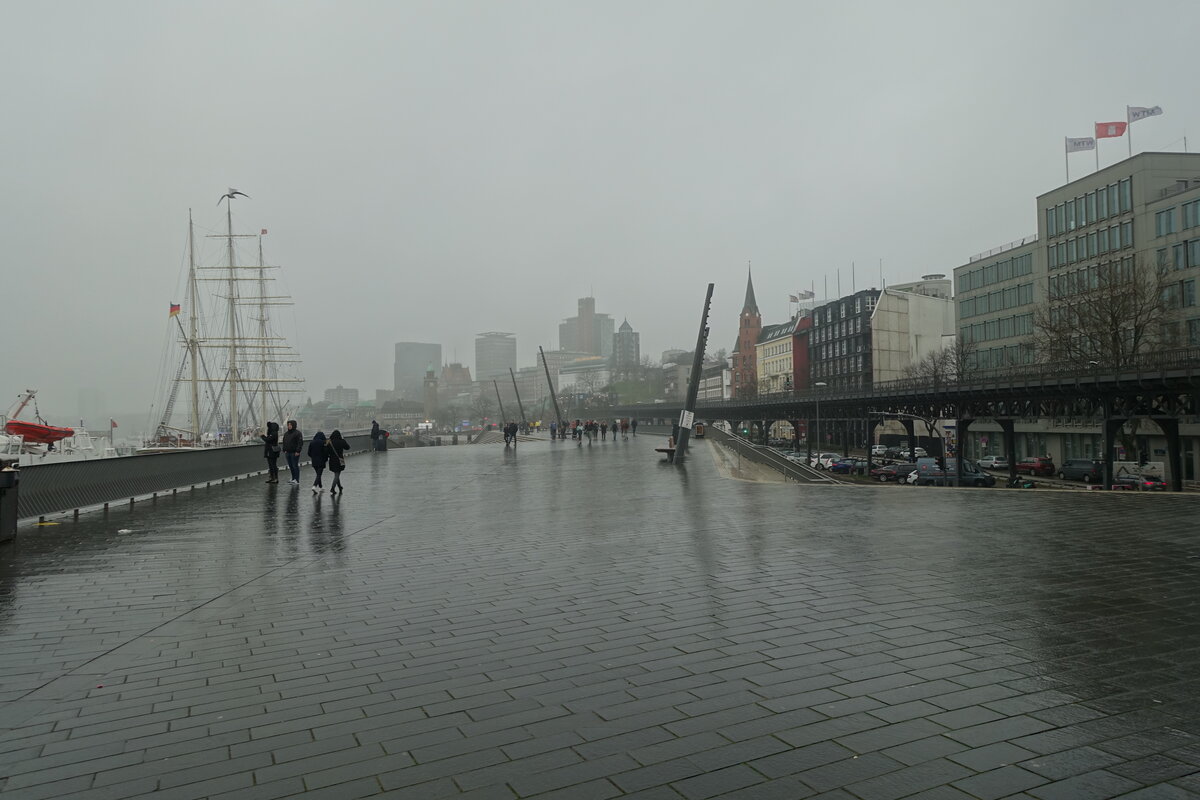 Hamburg am 16.1.2022: trbes Wetter mit leichtem ganztgigen Sprhregen, Jan-Fedder-Promenade (Hochwasserschutzanlage) Richtung Landungsbrcken gesehen /