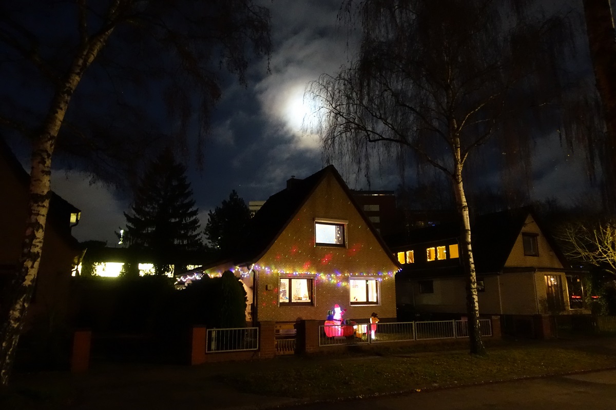Hamburg am 16.12.2021: Mond und weihnachtlich geschmcktes Haus /