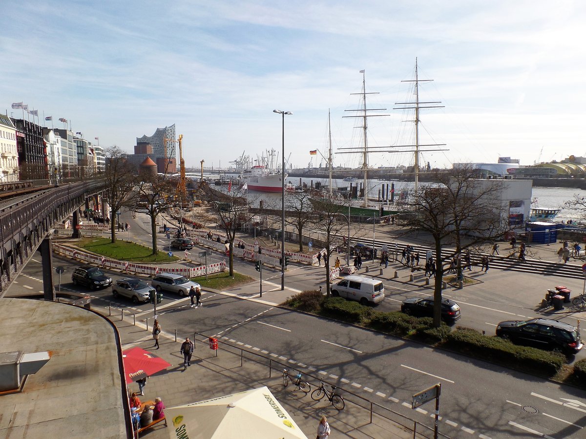 Hamburg am 16.3.2017: Blick von der U-Bahnstation Landungsbrcken nach Osten. Links der  U-Bahn-Viadukt Richtung Baumwall, die Strae Johannisbollwerk mit der Baustelle fr den neuen Hochwasserschutz, die Elbphilharmonie, die berseebrcke mit dem Museums-Frachtschiff CAP SAN DIEGO und die RICKMER RICKMERS an den Landungsbrcken /