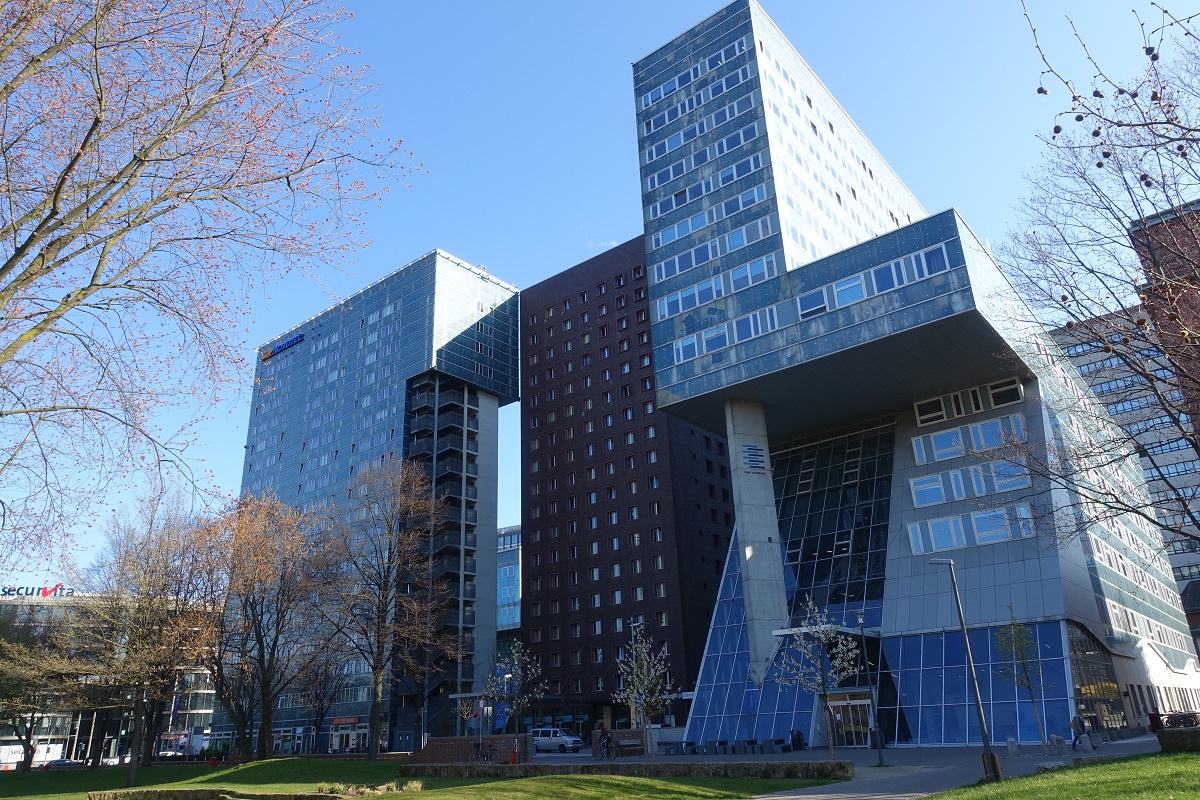 Hamburg am 16.4.2019, Gebudeensemble am Berliner Tor im Stadtteil St. Georg, rechts: Teil des Hauptcampus der Hochschule fr angewandte Wissenschaften (HAW),Hauptgebude mit Hochschulleitung und der Hochschulverwaltung, daneben die Studenten-Wohnanlage mit 232 mblierten Einzelzimmern und ganz links das Hotel Novotel Suites Hamburg City am Lbeckertordamm /