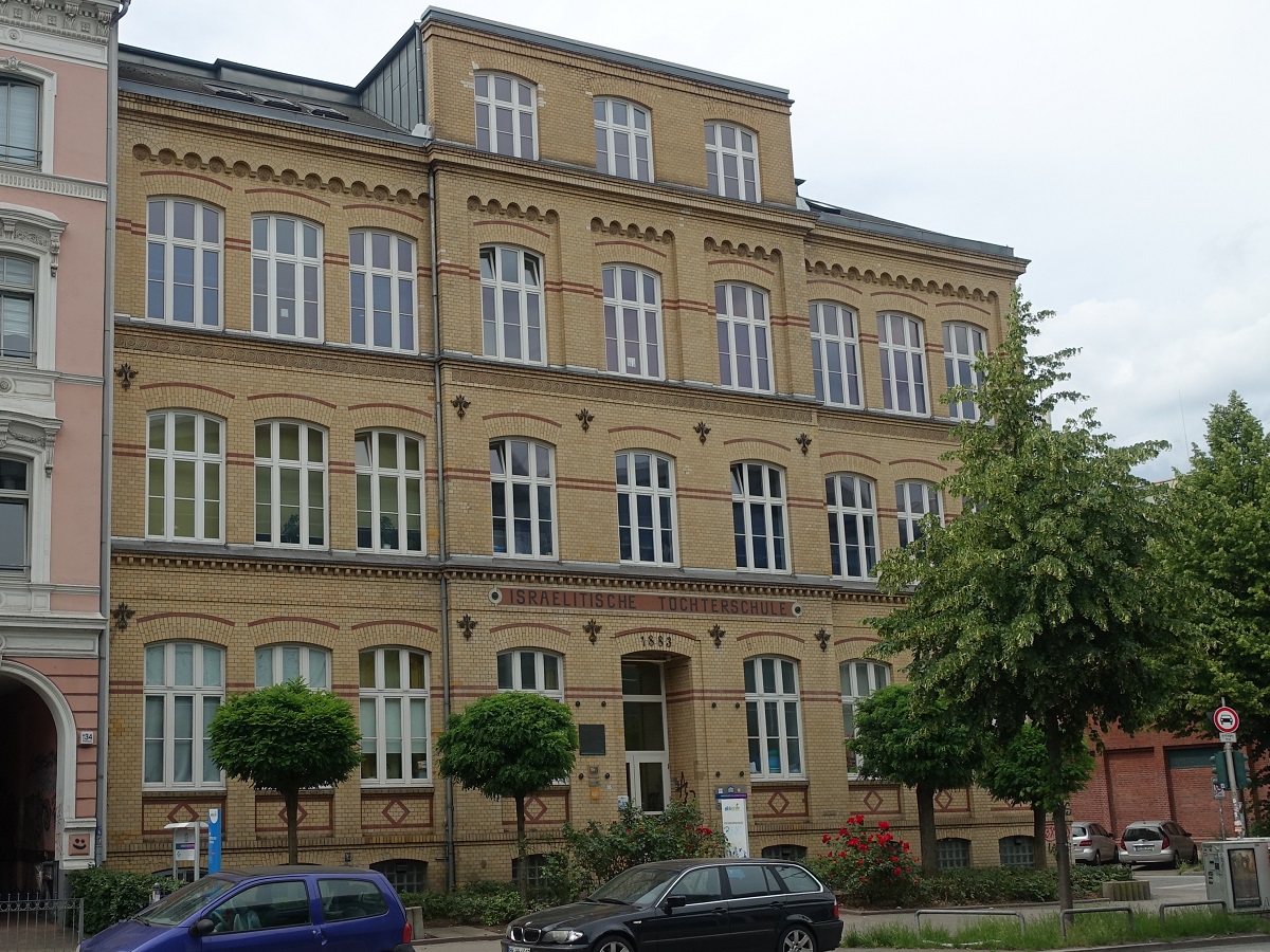 Hamburg am 16.6.2019: ehemalige Israelitische Töchterschule in der Karolinenstraße, die Schule bestand von 1884 bis 1942, 1981 unter Denkmalschutz gestellt, 1988 wurde das Gebäude zur Gedenk- und Bildungsstätte im Rahmen politischer Bildung, 1998 in Dr. Alberto Jonas-Haus umbenannt /