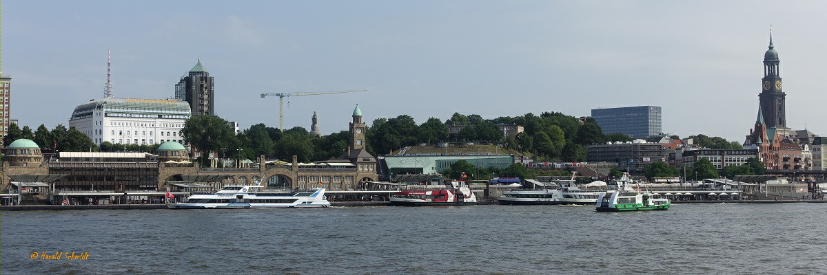 Hamburg am 16.7.2021: Blick von Steinwerder ber die Elbe zu den Landungsbrcken mit den Fhr- und Ausflugsschiffen, auf den Stadtteil St. Pauli vom Hotel „Hafen Hamburg“ bis zum Michel, ber dem  U-Bahnhof Landungsbrcken ist die Jugendherberge am Stintfang zu sehen  /