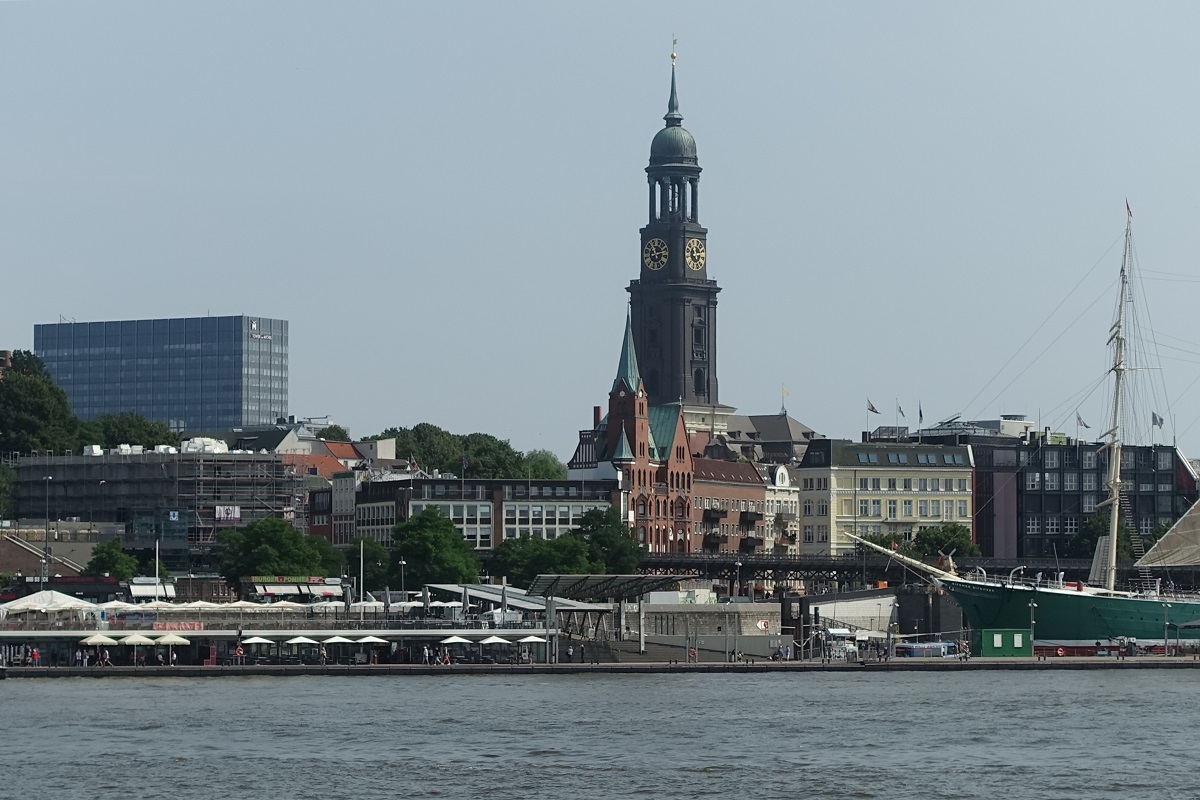 Hamburg am 16.7.2021: Blick von Steinwerder ber die Elbe auf die Hauptkirche St. Michaelis  im Stadtteil St. Pauli  /