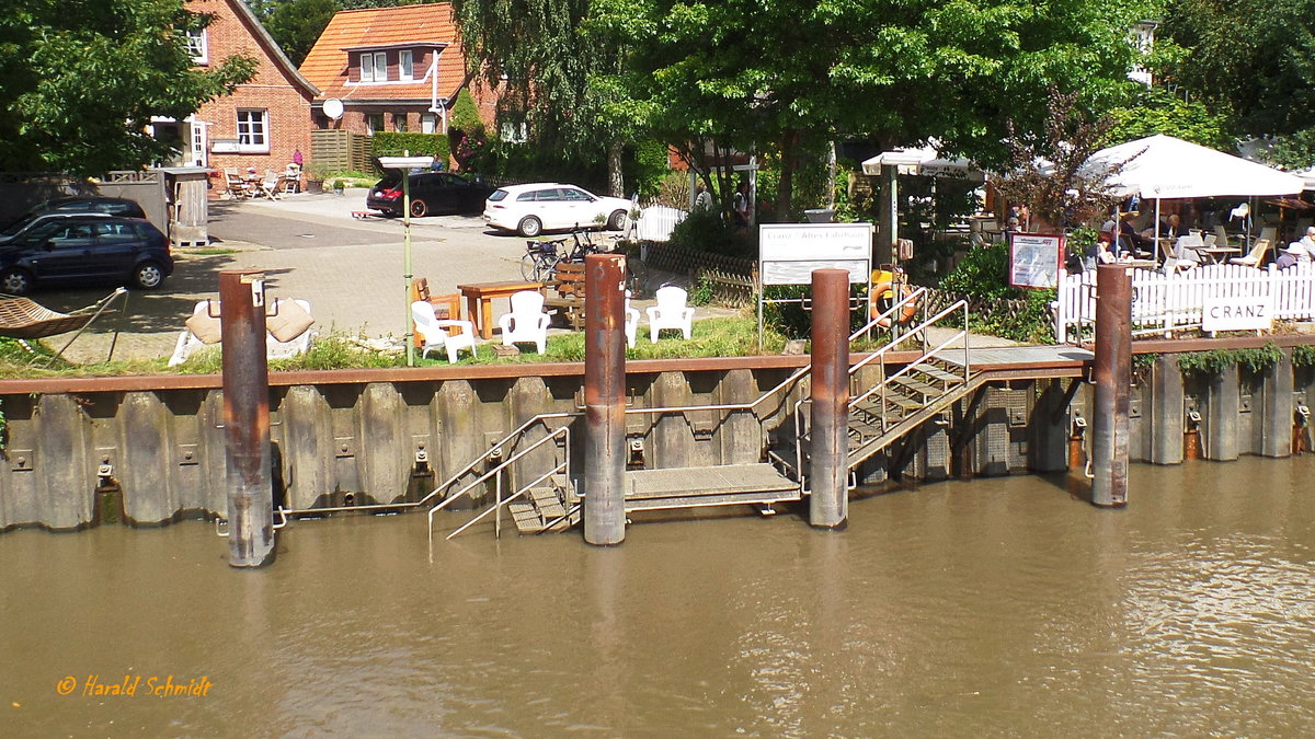 Hamburg am 16.8.2016, auf der Este, Anleger Cranz der HADAG /