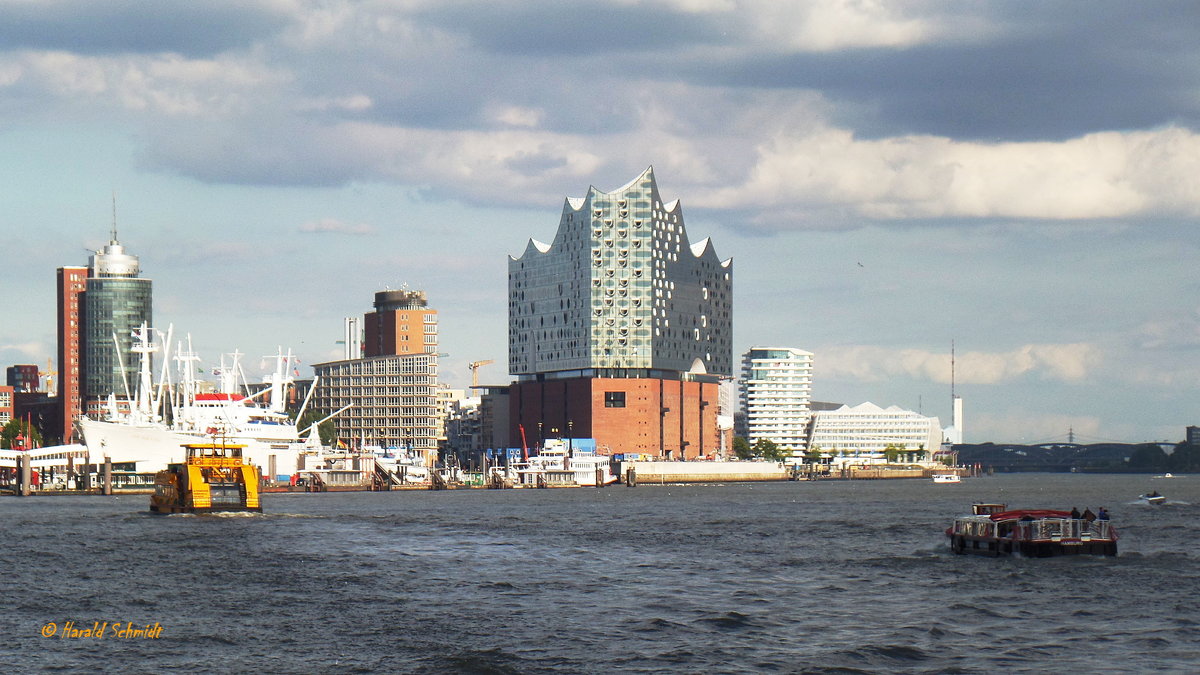 Hamburg am 16.8.2016: Blick von einer HADAG-Fhre auf die Kehrwiederspitze /