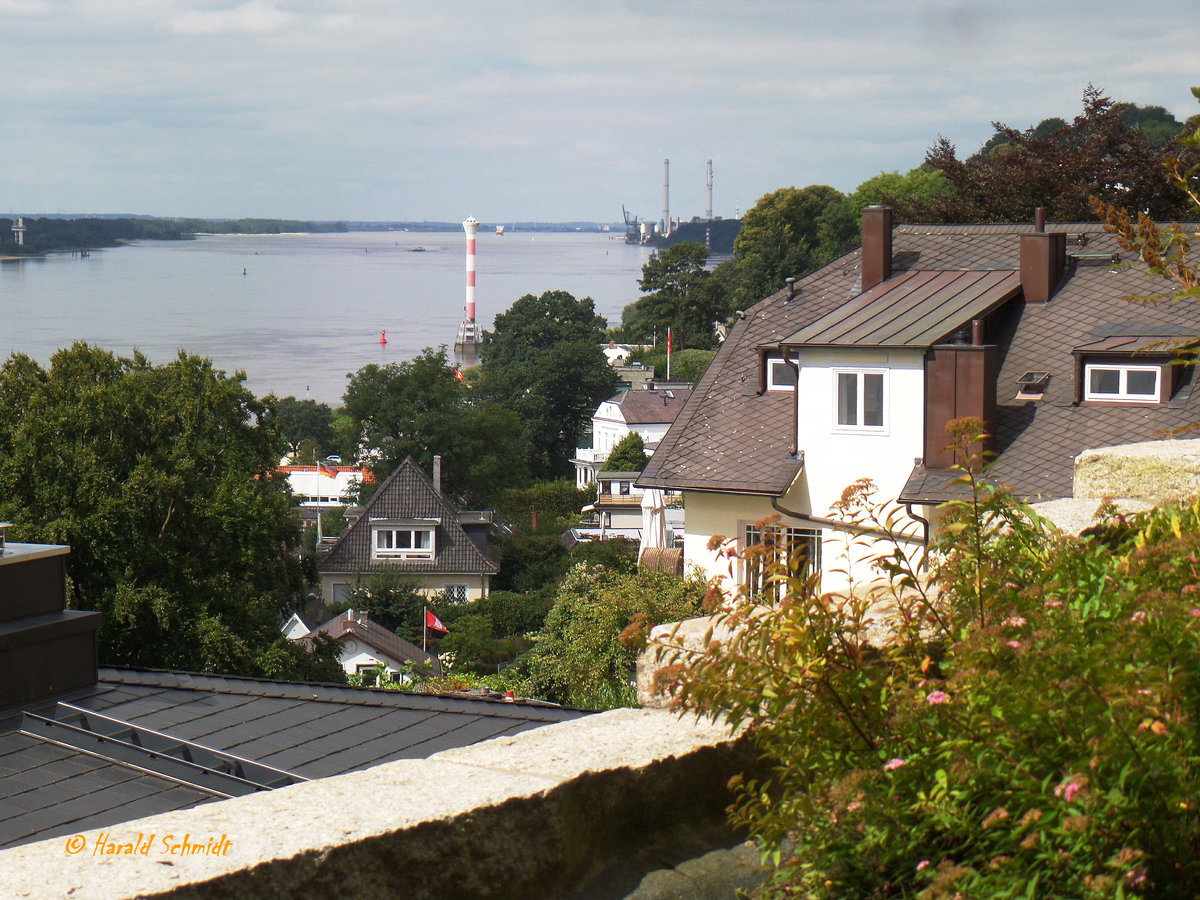 Hamburg am 16.8.2016, Blick ber Blankenese elbabwrts nach Schulau / 