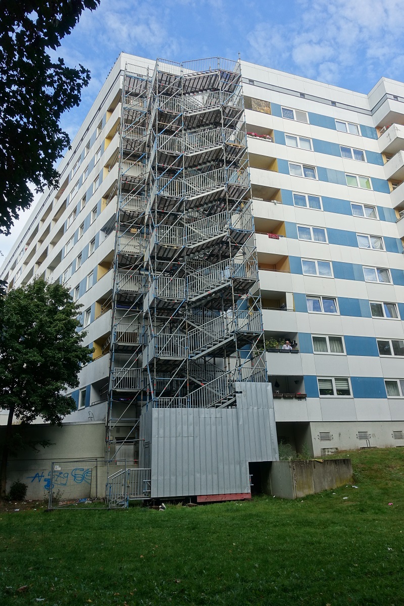 Hamburg am 16.9.2022: neue Bauvorschriften – das Gebäude wurde 1974 gebaut, nach damaligem Stand der Technik, 2022 wurde aufgrund neuer Brandschutzvorgaben diese Feuertreppe errichtet /