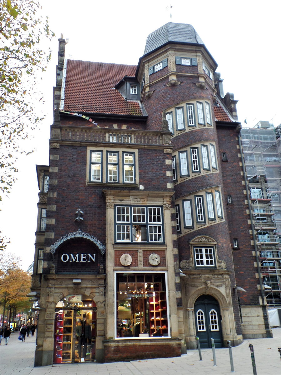 Hamburg am 17.10.2017: Hulbe-Haus an der Mnckebergstr.  Neben der Petrikirche, srbaut 1910-11 als Kunstgewerbehaus /