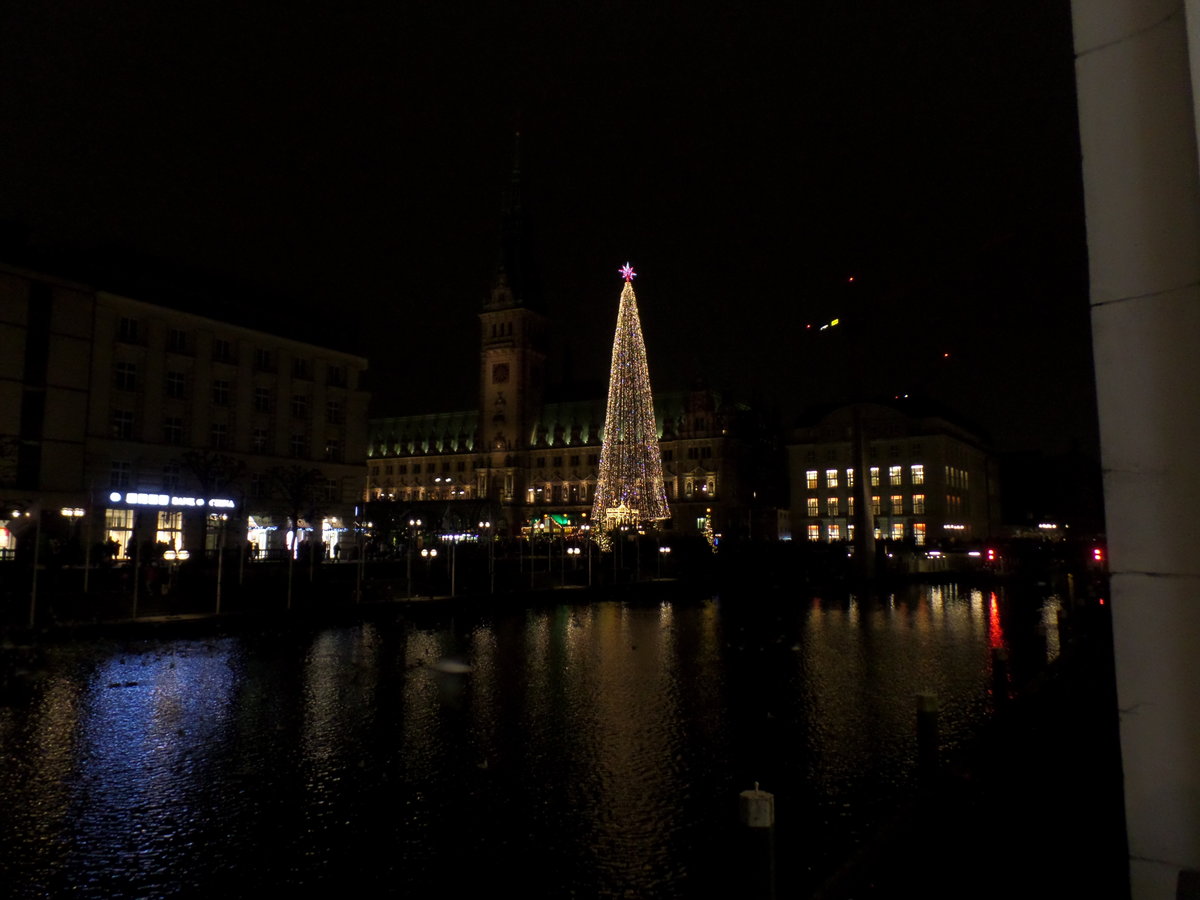 Hamburg am 17.12.2016: Kleine Alster mit Rathaus und der Weihnachtsillumination /