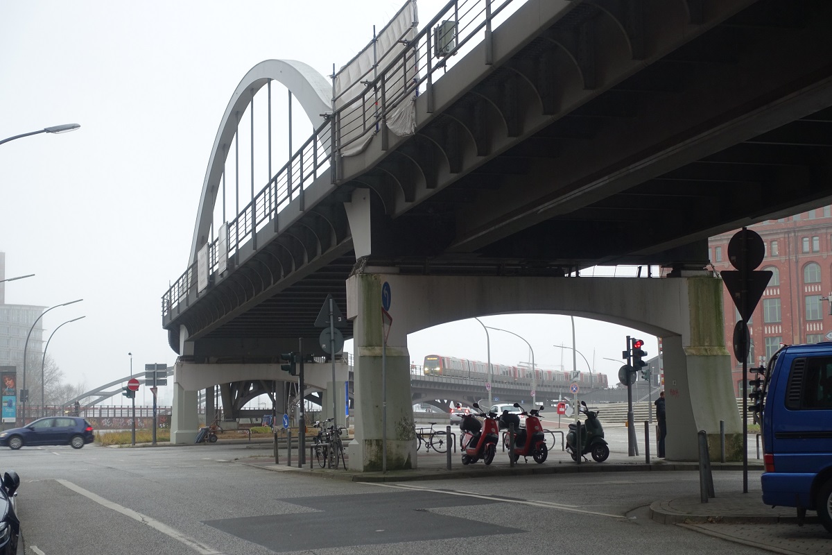 Hamburg am 17.12.2021: der Straenzug Rdingsmarkt/Kajen unter dem U-Bahn Viadukt /