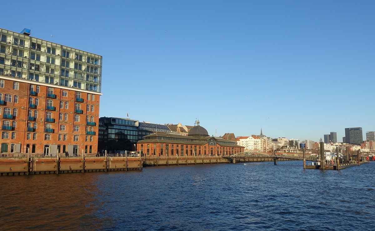 Hamburg am 17.12.2022: Fischmarkt Altona mit Fischauktionshalle, Standort: auf einer HADAG-Fhre auf der Elbe /