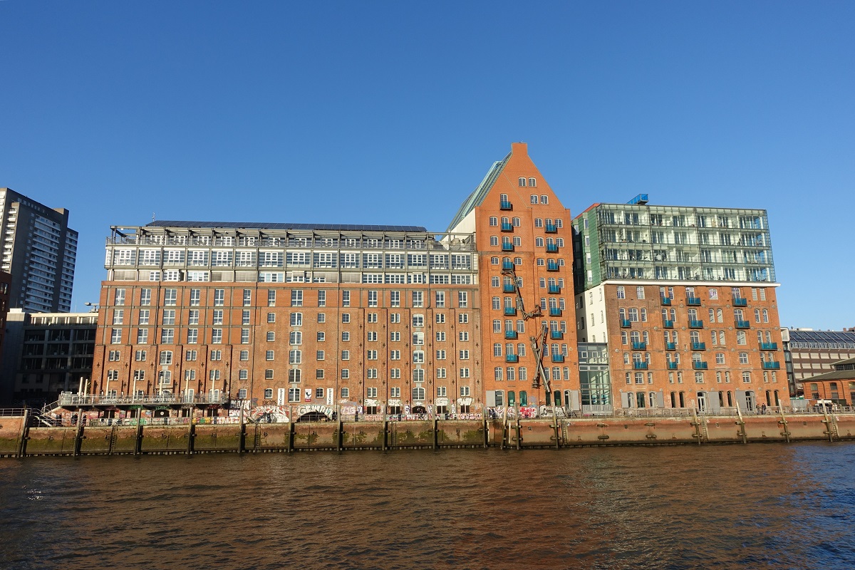 Hamburg am 17.12.2022: Hotel- und Brogebude Elbspeicher, Groe Elbstr. 39, erbaut 1897, saniert 1996 /