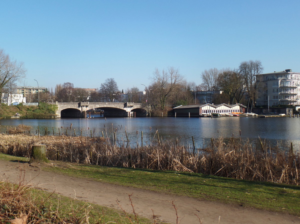 Hamburg am 17.3.2016: Blick auf Langer Zug mit der darber fhrenden Sierichstraenbrcke /