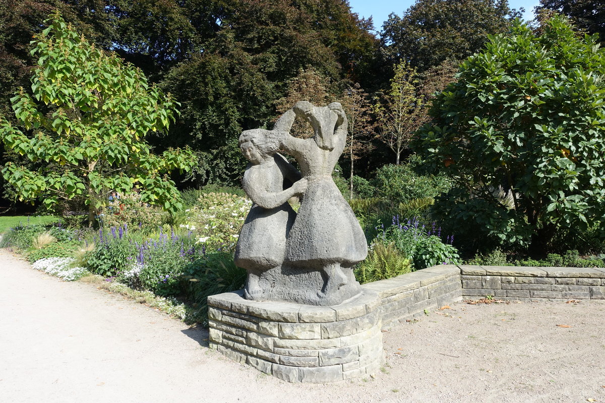 Hamburg am 17.9.2020: Statue „Tanzende Mdchen“ 1935 von Karl August Ohrt geschaffen. Sie steht im Stadtpark (Winterhude) am Rosengarten.