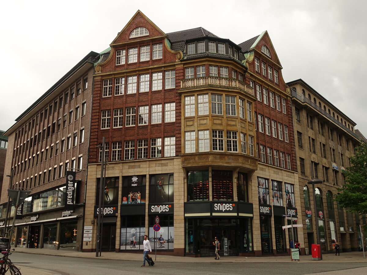 Hamburg am 1.8.2021: Kontorhaus an der MnckebergstraeEcke Bergstrae, erbaut 1912/13 nach Plnen von Henry Grell /
