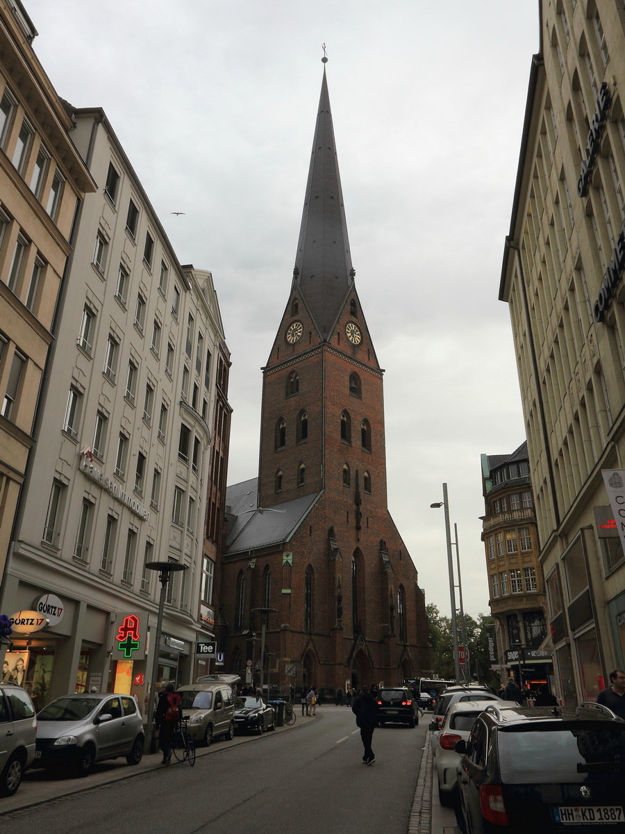 Hamburg am 19. Oktober 2016, die Petrikirche von der Bergstrae  aus gesehen. 