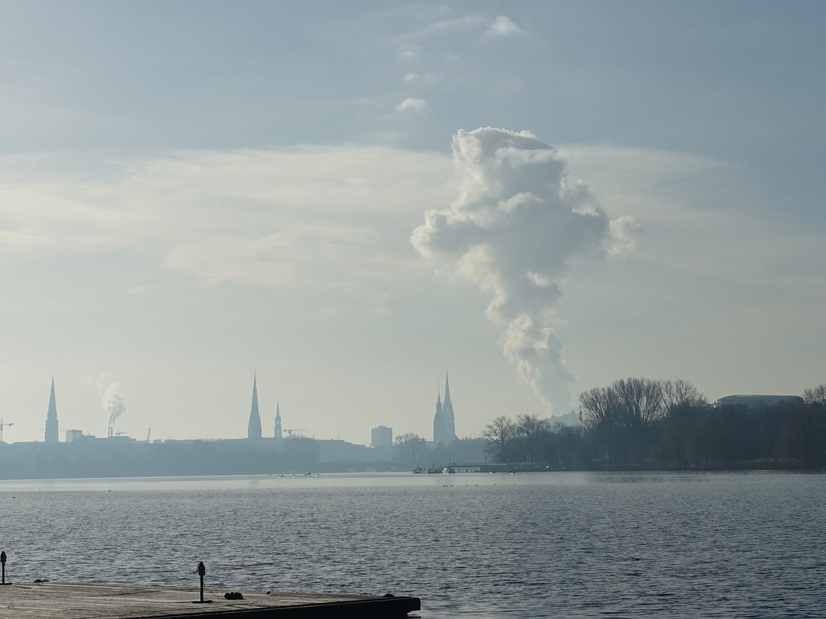 Hamburg am 19.1.2019: Blick im morgendlichen Dunst von Uhlenhorst ber die Auenalster zur Innenstadt mit der aufsteigenden Dampfwolke eines Kraftwerkes