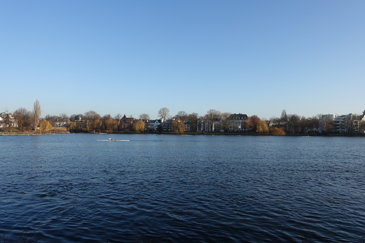 Hamburg am 19.12.2020: Die Auenalster am nrdlichen Ende mit den Villen an der Strae Bellevue im Stadtteil Winterhude /