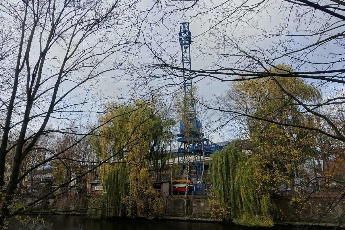 Hamburg am 19.12.2020: ein aus der Zeit der 1865 gegrndeten Maschinenfabrik Kampnagel im Stadtteil Winterhude am Osterbekkanal stehengebliebener Kran auf dem Gelnde der seit 1982 bestehenden Kulturfabrik „auf Kampnagel“  /