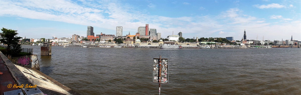 Hamburg am 1.9.2016: Blick von Steinwerder ber die Elbe auf die Kulisse von St. Pauli /