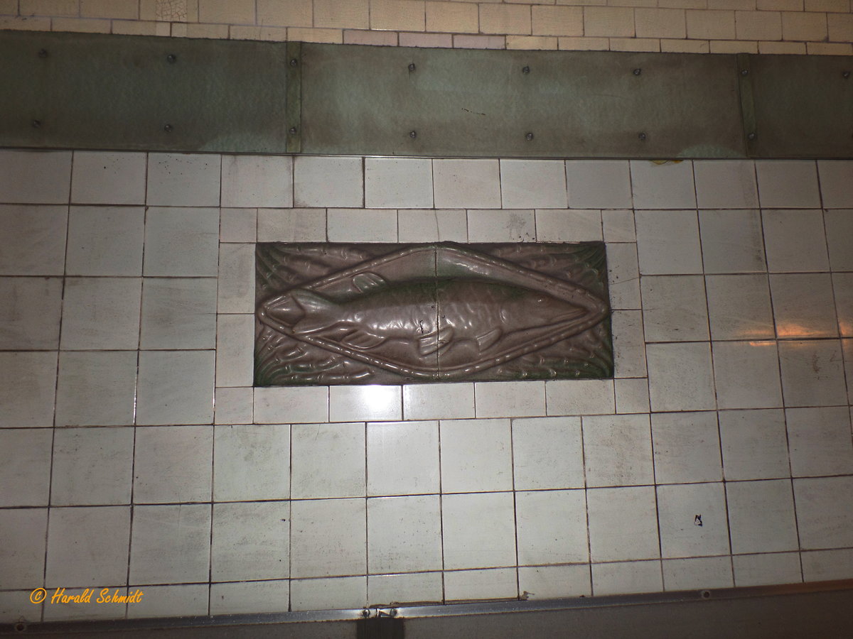 Hamburg am 1.9.2016: Fliesenbild im alten Elbtunnel  /