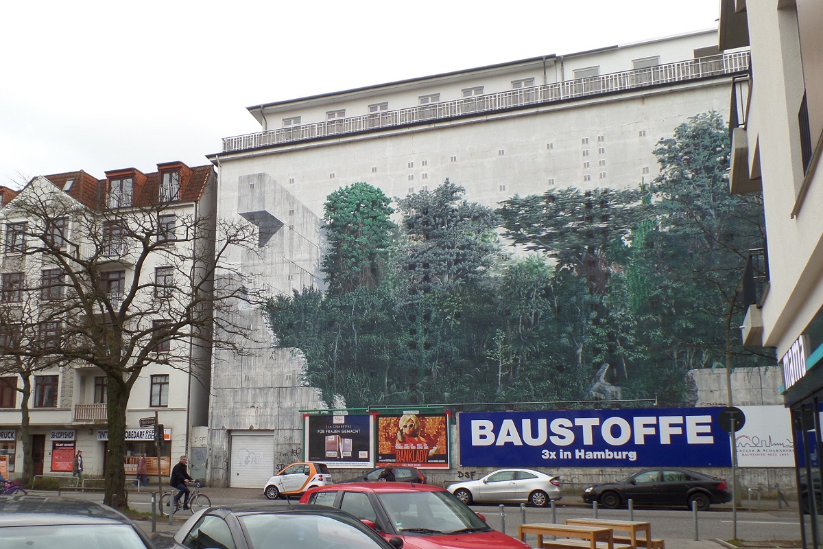 Hamburg am 19.3.2014: Hochbunker aus dem WK II in der Gertigstrae im Stadtteil Winterhude der nicht abgerissen, sondern u.a. einer Wohnnutzung zugefhrt wurde, das Wandbild auf der Fassade wurde 1993 aufgebracht, eine Gemeinschaftsarbeit von Tom Jtz, Lars Mller und Mike Rackwitz /