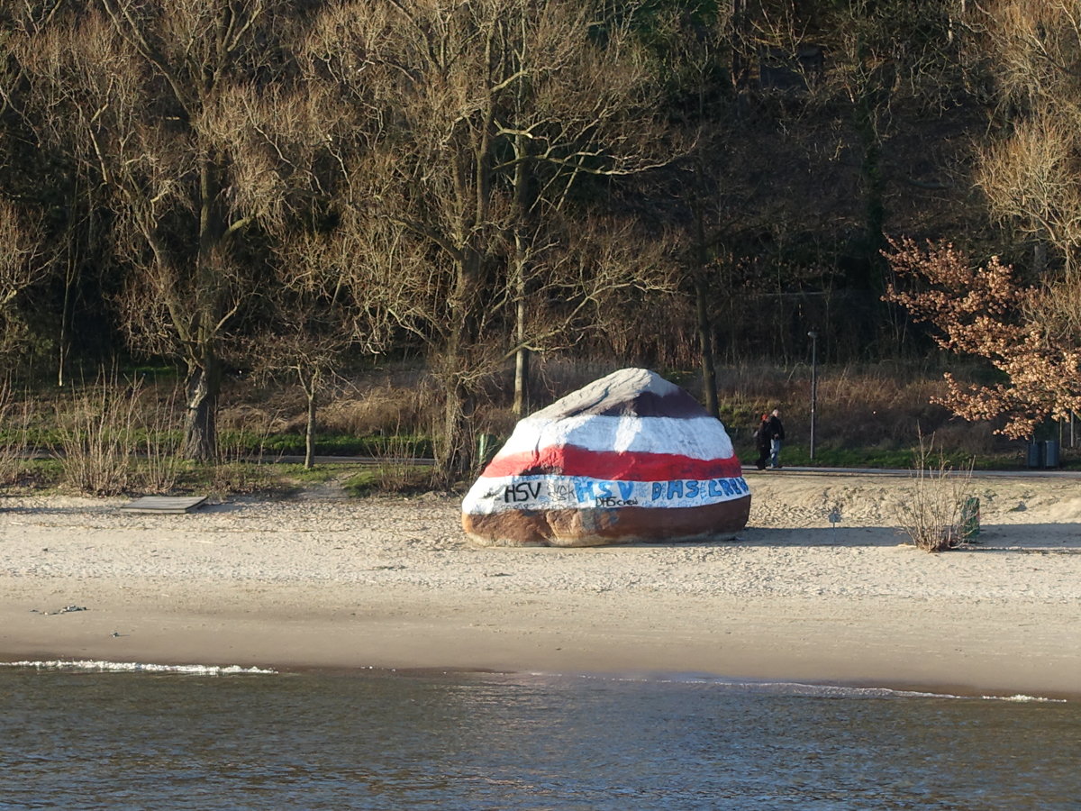 Hamburg am 19.3.2019: „Alter Schwede“ bemalt mit den Vereinsfarben des FC St. Pauli aus Anla des Stadtderbys gegen den HSV /
„Alter Schwede“ ist ein groer Findling, der 1999 bei Baggerarbeiten in der Elbe gefunden wurde, am Elbstrand von velgnne wurde er im Juni 2000 aufgestellt und „getauft“, er ist ein geschtztes Naturdenkmal, Umfang  19,7 m, Hhe von 4,5 m, Gewicht 217 Tonnen /
