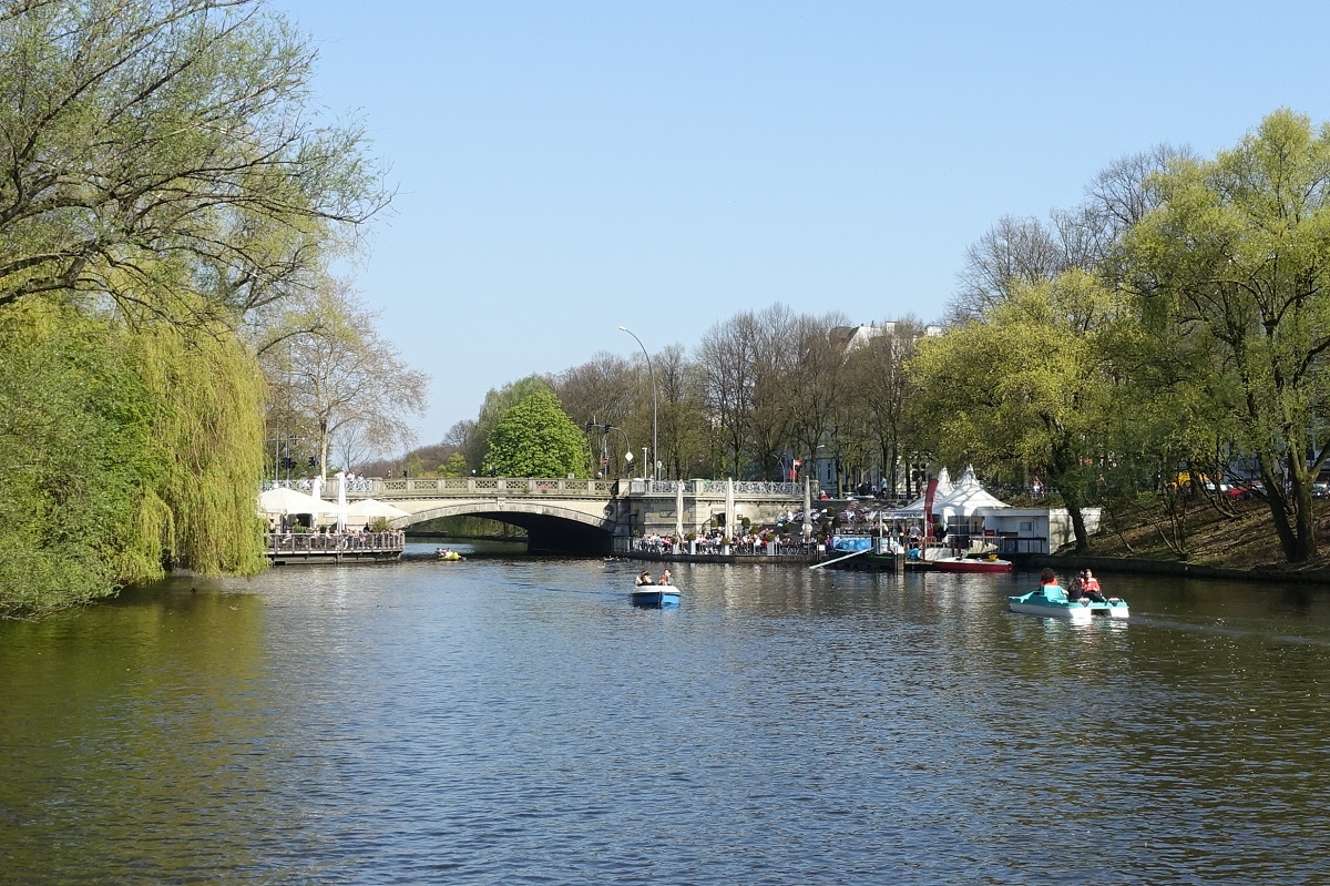 Hamburg am 19.4.2019: die Mundsburger Brcke im Stadtteil Uhlenhorst, 1870 fertiggestellt verbindet siedie Stastteile Uhlenhorst (link) mit Hohenfelde, bis 1975 war auf der rechten Seite eine Alsterdampferanlegestelle, heute befindet sich hier ein Bootsverleih, in den Lokalen beiderseits lt es sich gut sitzen /